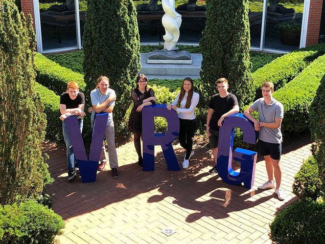 Starten in Oldenburg: v.l.n.r. Leon Achterberg, Immo Kosanke, Zineb Roustoumi, Leonora Starmans, Justin Ritter, Sascha Maximilian Senft, nicht auf dem Foto: Finja Höptner
FOTO © VRG Unternehmensgruppe PM_VRG_2020_08_Neue-Auszubildende