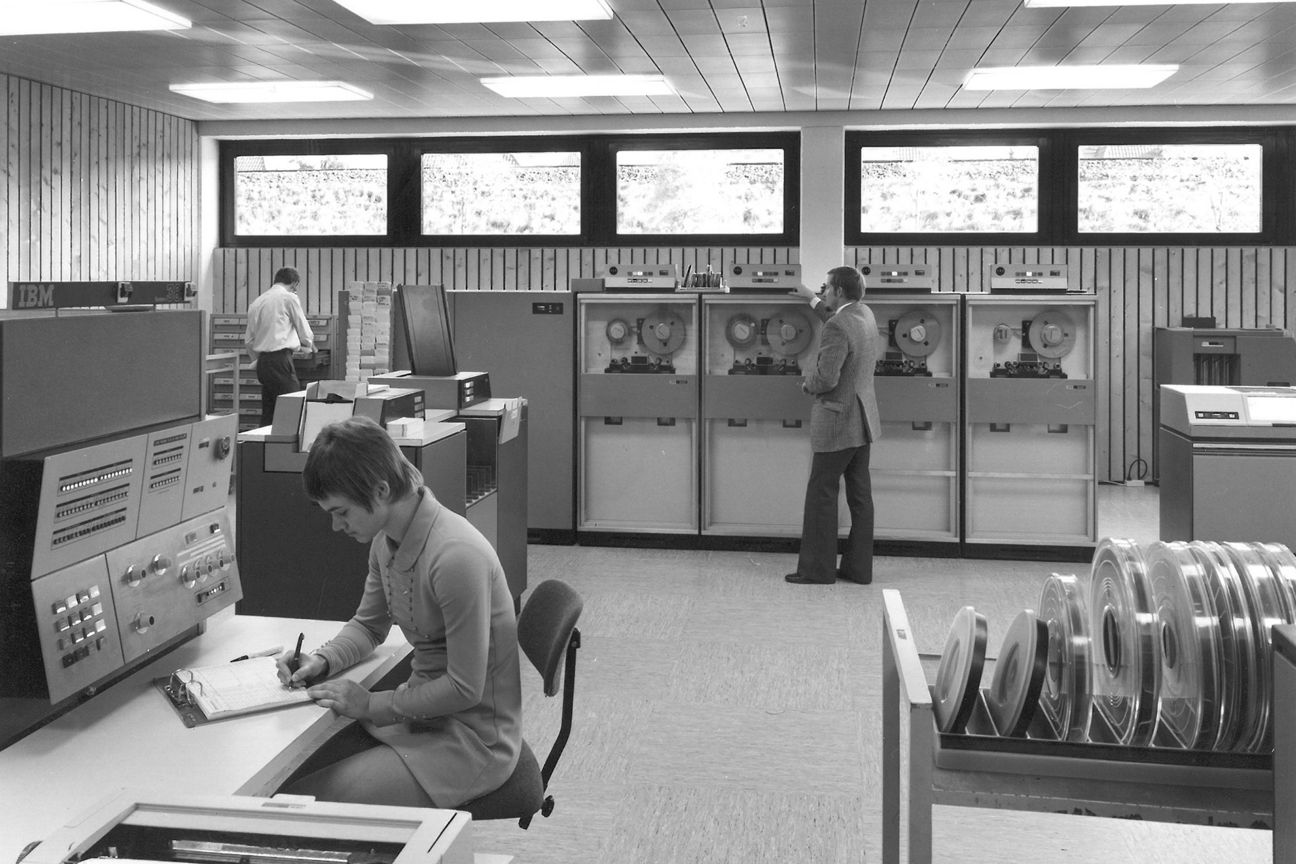 60-Jahre-VRG-Konsole-links-im-Systemraum