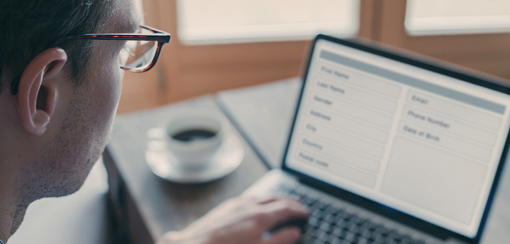 Barrierefreiheitsstärkungsgesetz – für mehr Teilhabe und Zugänglichkeit Mann sitzt vor dem Laptop und recherchiert zum Thema Barrierefreiheitsstärkungsgesetz