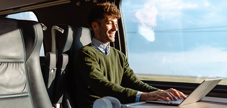 Geschäftsreisen und Reisekosten 2025 – Einfach abrechnen mit digitalen Lösungen Geschäftsreisende mit Laptop und Belegen bei der digitalen Reisekostenabrechnung