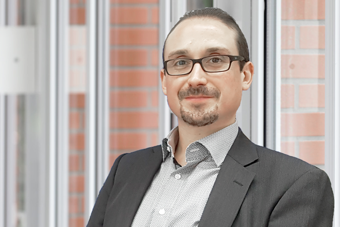Dr. Tobias Holischka Dr. Tobias Holischka